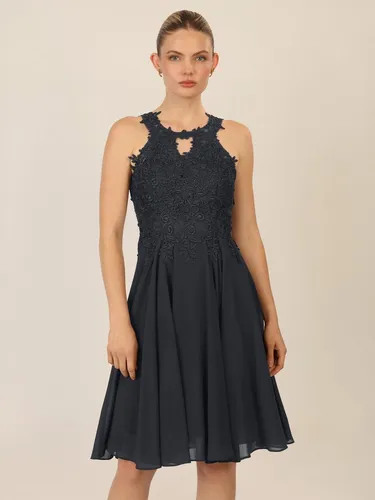 APART Cocktailkleid mit Cut-Out-Rücken, schwarz, 40 - Elegantes Cocktailkleid für Damen mit floralem Spitzenmuster und raffiniertem Cut-Out im Rücken, ideal für besondere Anlässe.