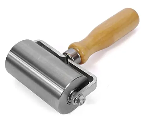 Profi Andrückrolle 90 mm - Metall Andrückwalze für Dachdecker - Werkzeug zur perfekten Verarbeitung von Folien, zweiseitig kugelgelagert und mit stabilem Holzgriff für komfortables Arbeiten.