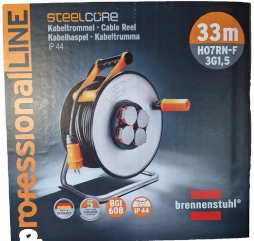 Brennenstuhl professionalLINE SteelCore Kabeltrommel SC 3100 IP44 - Kabeltrommel 33m mit robustem Stahlblechkorpus, ideal für Baustellen und Außenbereiche. Mit innovativem Tragegriff für perfekte Kabelführung und 4 spritzwassergeschützten Steckdosen.