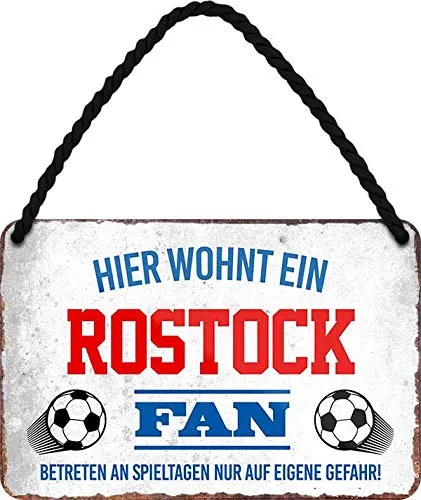 schilderkreis24 Blechschilder Hier WOHNT EIN Rostock Fan Hängeschild für Fußball Begeisterte Deko Artikel Schild Geschenkidee 18x12 cm