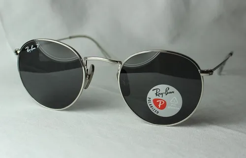 RAY-BAN ROUND Sonnenbrille RB 8247 9209/48 - Polarisiert & Titan - Unisex Sonnenbrille mit polarisierten Gläsern für optimalen Schutz vor UV-Strahlen. Leichter Titanrahmen und elegantes Runddesign für stilvolle Auftritte.