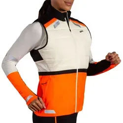 Brooks Damen Run Visible Insulated Vest 2.0 - Schwarz - Laufbekleidung für kalte Tage, hält warm mit innovativer GO2 WarmTM-Technologie und bietet reflektierende Details für bessere Sichtbarkeit.