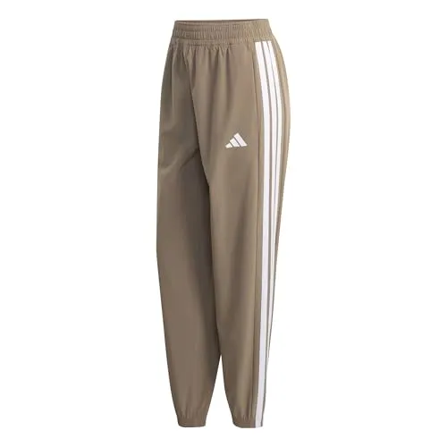 adidas Damen Train Essentials 3-Stripes Woven Pants, Khaki Six, S - Bequeme Trainingshose mit mittelhohem Bund und elastischem Bund. Hergestellt aus recyceltem Polyester für einen umweltfreundlicheren Ansatz. Ideal für Fitness und Freizeit.