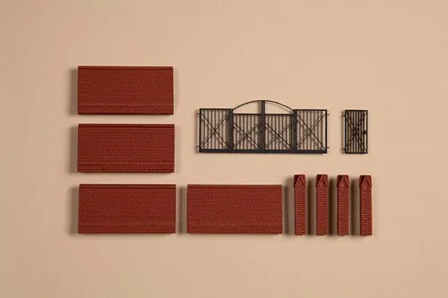 Auhagen 41622 H0 Einfriedung mit Toren Bausatz - Landschaftsbau mit 10 Mauerteilen und 14 Säulen, inklusive filigranen, lasergeschnittenen Toren für Fahrzeug- und Personenverkehr. Ideal für realistische Modelllandschaften.