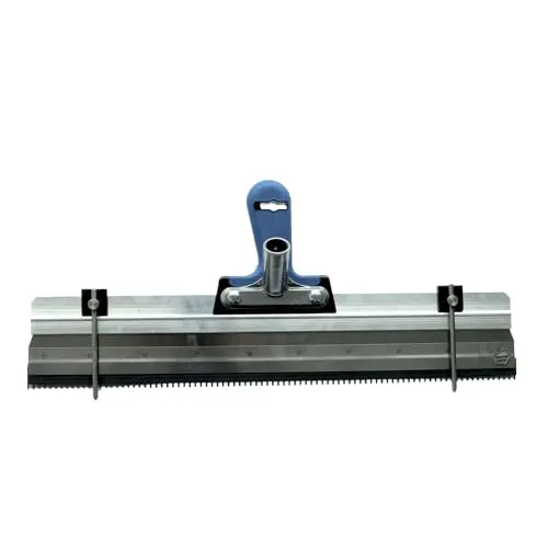 bauCompany24 Stehrakel 560 mm - Rostfreies Blatt für Fliesenleger - Spachtel mit Höhenverstellung 0 - 2 mm, ideal für dicke Flüssigkeiten wie Bodenfliesenkleber. Robustes, rostfreies Blatt mit Zahnung 2 x 4 x 5 mm sorgt für präzise Ergebnisse.