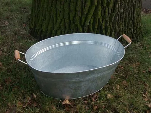 Große Zinkwanne – Pflanztopf für drinnen und draußen - Übertöpfe & Vasen, frostgeschützt und ideal für Balkon, Rasen oder Veranda, aus robustem Metall und im traditionellen Design.