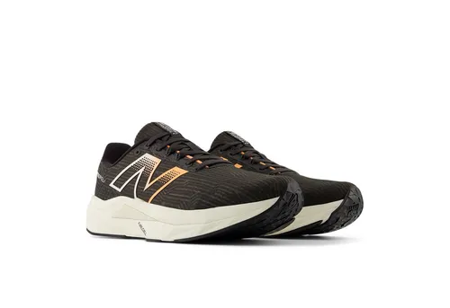 New Balance FUELCELL PROPEL V5 Laufschuh 43 EU – Sportlich und bequem - Sportlicher Laufschuh in Größe 43, ideal für Läufer. Mit leicht profiliertem Gummi-Laufsohlenmaterial für optimalen Grip und Komfort bei jedem Schritt.