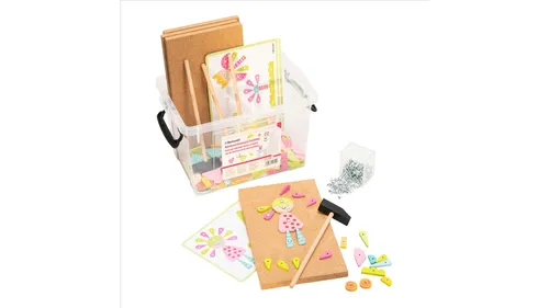 Betzold Hämmerchenspiel-Set – Kreatives Nagelspiel für Kinder - Lernspielzeug zur Förderung von Feinmotorik und Kreativität. Ideal für bis zu 4 Spieler, inklusive 200 Mosaikformen und 4 Holzhämmern.