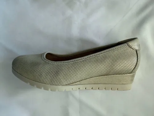 s.Oliver Wedges mit profilierter Sohle - Elegante Wedges aus Synthetik mit profilierter Sohle für optimalen Komfort und Stil. Ideal für jeden Anlass und perfekt für den täglichen Einsatz.