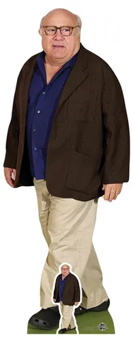 Danny DeVito - Lebensgroßer Pappaufsteller für Partys - Lebensgroßer Pappaufsteller von Danny DeVito, ideal für Innenräume und Veranstaltungen. Perfekt zur Dekoration von Partys, Geburtstagsfeiern und Firmenevents. Einfach aufzubauen und platzsparend zu lagern.