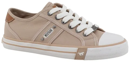 Mustang Damen Canvas Sneaker Beige - Trendige und bequeme Low Top Sneaker in Beige, ideal für Freizeitaktivitäten. Atmungsaktives Obermaterial aus Kunstleder/Textil sorgt für angenehmen Tragekomfort.