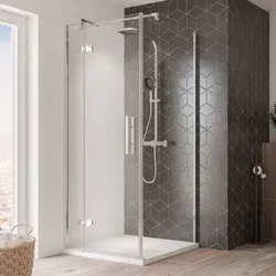 Breuer Avanta Drehtür 900mm mit Antikalk, Klarglas - Duschtüren mit 8 mm Sicherheitsglas und flächenbündigen Pendelscharniere, ermöglichen eine elegante Türöffnung nach innen und außen ohne sichtbare Verschraubungen.