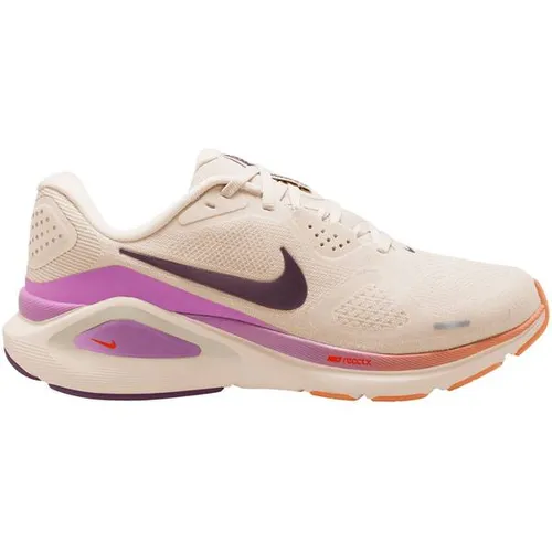 Nike Structure 26 Stabilitätsschuh Damen – apricot/lila, Größe 42 - Stabilität und Komfort für deinen Lauf. Der Nike Structure 26 bietet gezielte Unterstützung für Überpronierer und sorgt für ein angenehmes Laufgefühl mit reaktionsfreudiger Dämpfung und atmungsaktivem Obermaterial.