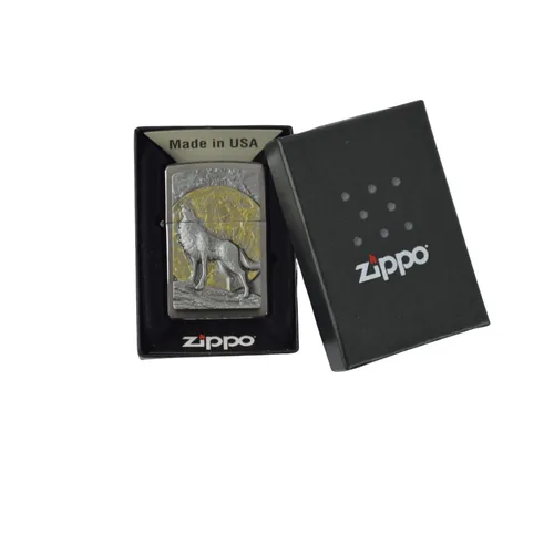 Zippo Wolf at Moonlight Emblem Feuerzeug - Sturmfeuerzeug aus robustem Metall mit einzigartigem Wolf-Motiv, nachfüllbar mit Feuerzeugbenzin und ideal für Grill, Kamin und Camping.