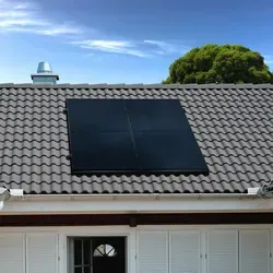 Balkonstrom Balkonkraftwerk Premium Roof 900 bifazial - Balkonkraftwerk mit 900 W, zwei bifazialen Solarmodulen für bis zu 30 % Mehrertrag. Inklusive robustem Hoymiles Wechselrichter mit WLAN, ideal für nachhaltige Energiegewinnung.