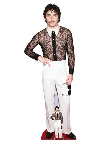 Benson Boone - Lace Shirt Pappaufsteller 71x185 cm - Vielseitiger Pappaufsteller für Partydeko und Geburtstagsfeiern. Mit seinem auffälligen Design und den bunten Farben setzt er kreative Akzente in jedem Raum.