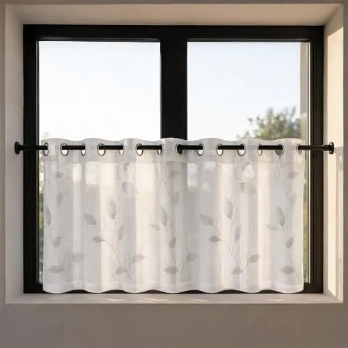 Happy Home Scheibengardine Silvi Weiß Grau 150x50 cm – Moderne Bistrogardine mit Blättermuster – Halbtransparente Kurzgardine mit Ösen – Sichtschutz & Fenstergardine waschbar