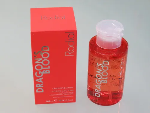 Rodial Dragon's Blood Cleansing Water 300 ml - Gesichtspflege mit beruhigendem Dragon's Blood, ideal für empfindliche Haut und entfernt sanft Make-up und Verunreinigungen.