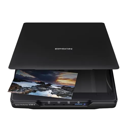 Epson Perfection V39II A4 Flachbett-Scanner - Ultrakompakter Flachbett-Scanner mit 4.800 dpi Auflösung und integriertem Ständer für flexibles Scannen. Ideal für Fotos und Dokumente, mit programmierbaren Tasten für einfache Bedienung und Cloud-Scan-Funktion.