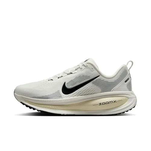 Nike Damen Vomero 18 grau 40.5 - Der Nike Vomero 18 ist ein komfortabler Laufschuh mit reaktionsfreudiger Sohle und atmungsaktivem Obermaterial. Ideal für lange Strecken, vereint er Stabilität und Leichtigkeit für ein angenehmes Laufgefühl.