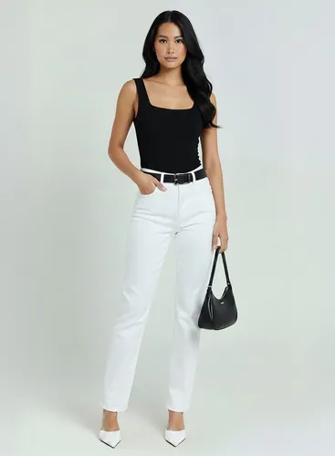 ESRA Damen Straight-Jeans - Hochwertige Stretch-Jeans für jeden Anlass - Die ESRA Damen Straight-Jeans bieten hohen Tragekomfort mit ihrem geraden Schnitt und der hohen Dehnbarkeit. Ideal für Business und Freizeit, sorgt die weiche Baumwolle für ein angenehmes Gefühl. Ein Must-Have für den Kleiderschrank!