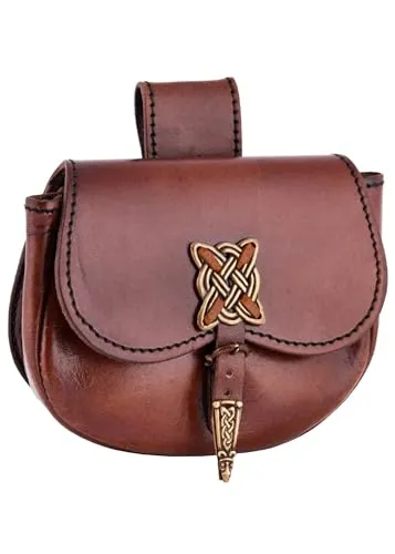 Battle Merchant Kostüm Gürteltasche mit keltischen Zierbeschlägen - Gürteltasche aus braunem Rindsleder mit keltischen Messing-Verschlüssen, ideal für Kostüm-Fans und LARP-Enthusiasten. Geräumig und stilvoll, perfekt für den nächsten Mittelalter-Markt.