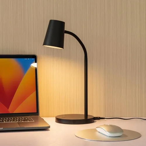 Lindby Schreibtischlampe Ailina – Elegante LED-Tischleuchte - Die Ailina LED-Tischlampe in Schwarz überzeugt durch ihr elegantes Design und einen beweglichen Leuchtkopf. Sie bietet eine dimmbare Lichtstärke in drei Stufen und sorgt für eine angenehme Beleuchtung bei niedrigem Energieverbrauch.