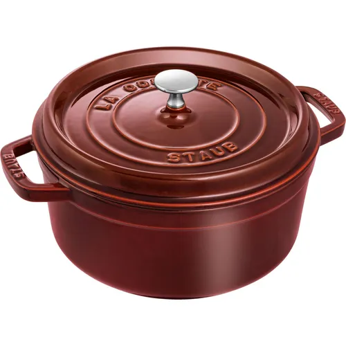 Staub Rund Bräter mit Deckel 24cm - Grenadine - Pfanne aus Gusseisen, induktionsfähig und hitzebeständig bis 500°C, ideal für schmackhafte Schmorgerichte und perfekte Wärmeverteilung.