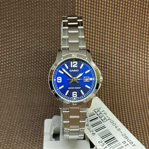 Casio LTP-V004D-2B Damen Armbanduhr - Elegante Damen Armbanduhr mit blauem Zifferblatt, Edelstahlarmband und wasserdichtem Gehäuse – perfekt für jeden Anlass.