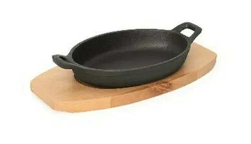 Pfanne Servierpfanne Gusseisen oval 24 x 17,5 cm mit Holzuntersetzer Pfännchen