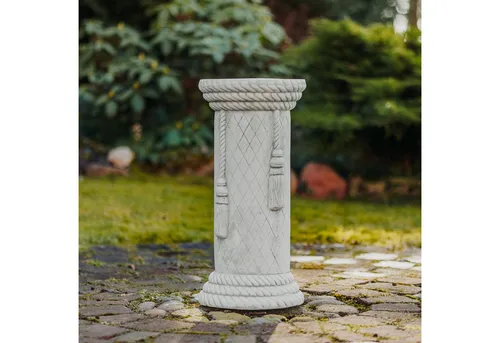 gartendekoparadies.de Gartensockel Elegante Säule aus Weißbeton - Elegantes Podest mit kunstvoller Kordel-Verzierung. Ideal für Pflanzen oder als stilvolle Dekoration im Garten. Höhe: 59 cm, Ø 28 cm, Gewicht: 46 kg, frostsicher und robust.