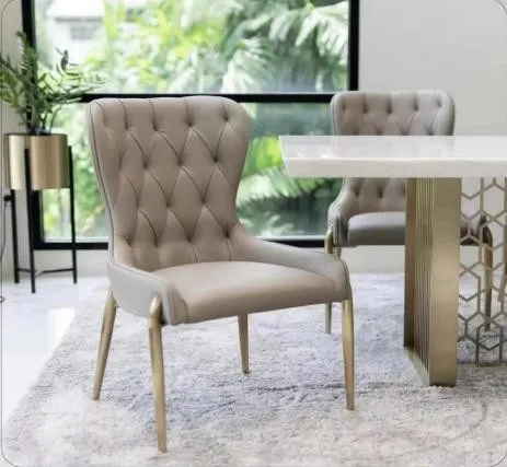 Chesterfield Lehnstuhl - Eleganter Design Stuhl für Ihr Esszimmer - Stilvoller Chesterfield Lehnstuhl aus hochwertigem Metall mit beigem Polster. Ideal für Esszimmer, Küche oder Wohnzimmer und perfekt für modernen Wohnkomfort.