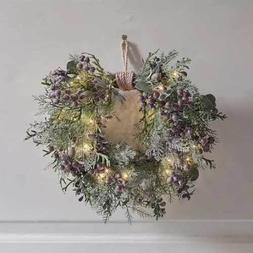 Lights4fun Dekokranz 40cm Herz Kranz mit lila Beeren - Schöner, beleuchteter Herzkranz mit lila Beeren, ideal für die Dekoration in jedem Raum. Perfekt für festliche Anlässe oder als stilvolles Wohnaccessoire.