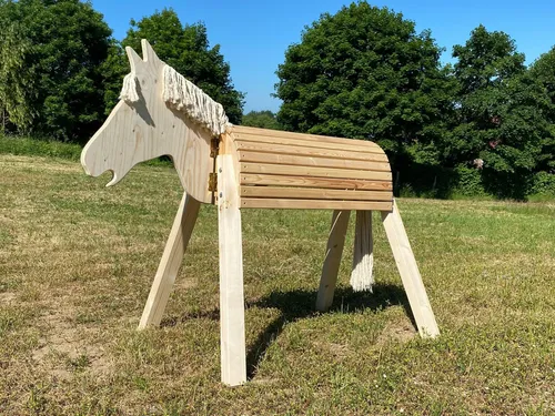 Dein Holzpferd Holzpferd mit weicher Baumwollmähne - Holzpferd mit beweglichem Kopf und fluffiger Baumwollmähne – ideal für grenzenlosen Spielspaß und Voltigierübungen. Handgefertigt für maximale Sicherheit und Langlebigkeit.
