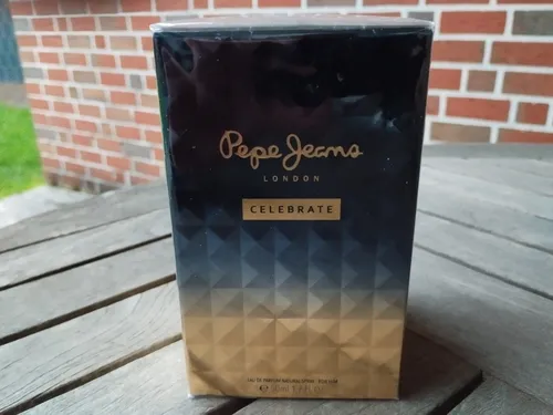 Pepe Jeans Celebrate for Him Eau de Parfum 50ml - Herrenparfum in Sprayform, das mit einem frischen und ansprechenden Duft begeistert – perfekt für jeden Anlass.