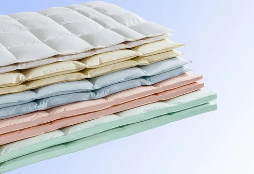 Haeussling Daunenbettdecke Überraschungspaket - Bettdecken für Sommer und Winter, 90% Daunenfüllung für ein angenehmes Schlafklima. Hochwertige Baumwolle und individuelle Wärmestufen bieten optimalen Komfort.