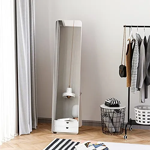 HOMCOM Standspiegel Ankleidespiegel - Eleganter Ankleidespiegel aus Kiefernholz und MDF, ideal für jeden Raum. Mit einer Höhe von 156 cm sorgt er für eine optimale Sicht und ist ein stilvolles Wohnaccessoire.