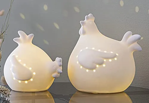 Dekoleidenschaft 2X Huhn White aus Porzellan - Sammlerfiguren im 2er Set mit LED-Beleuchtung, ideal für eine stimmungsvolle Osterdeko. Toller Leuchteffekt durch dekorative Ausstanzungen und warmweiße LEDs.