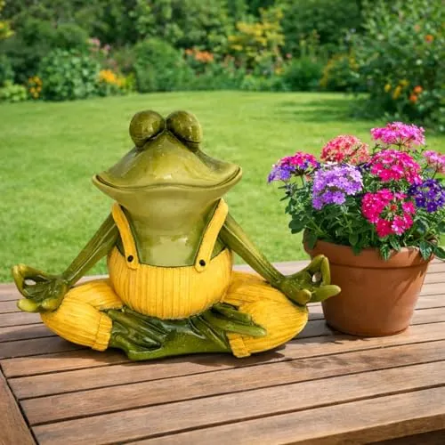 Online Fuchs Lustige Gartenfigur Yoga Frosch mit Latzhose in gelb von Online Fuchs