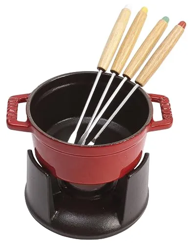 STAUB Fondueset klein - 4 Fonduegabeln, 10 cm, Gusseisen, Kirschrot - Schoko-Fondue-Set für bis zu 4 Personen, ideal für gesellige Abende. Gusseisen sorgt für perfekte Wärmespeicherung und einfache Reinigung.