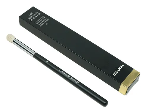 Chanel Les Pinceaux Pinsel Large Tapered Blending Brush #19 - Hochwertiger Pinsel für präzises Verblenden, ideal für makellose Augen-Make-ups. Perfekt für den professionellen Einsatz und sorgt für ein gleichmäßiges Ergebnis.