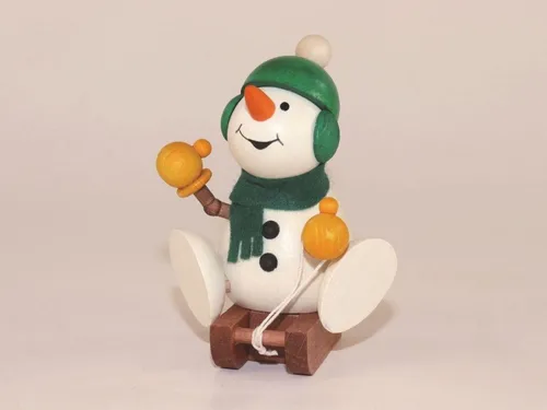 Holzfigur Schneemann auf Schlitten – 9cm Dekoration aus Seiffen - Charmante Holzfigur eines Schneemanns auf einem Schlitten, handgefertigt aus dem Erzgebirge. Perfekt für festliche Dekoration und als liebevolles Geschenk.