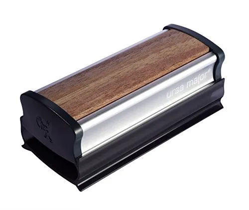 URSA MAJOR Schallplattenbürste Nussbaum - Große Schallplattenbürste mit 14 Reihen Kohlefasern für die effektive Trockenreinigung. Antistatisch und ideal für die Pflege Ihrer Plattensammlung.