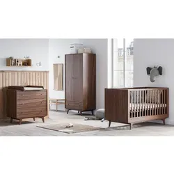 QMM TraumMöbel Babyzimmer Set Maddy, Walnuss - 4-teiliges Babyzimmer Set in Walnuss mit hochwertigem Design. Inklusive Kleiderschrank, Kommode, Wickelaufsatz und Kinderbett. Funktionalität und Stil für Ihr Kinderzimmer.