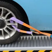TRUTZHOLM Spanngurt Kombi-Set 4x Zurrgurt für Autotransport - Spanngurte für die Transportsicherung von PKW und Trailer, mit hoher Belastbarkeit von 2000 kg und einfachem Ratschenverschluss für sichere Anwendungen.