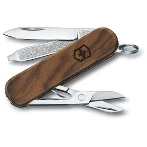 Victorinox Classic SD Wood Taschenmesser, Klein, Multitool mit 5 Funktionen - Elegantes Taschenmesser aus Nussbaumholz mit 5 Funktionen, ideal für den täglichen Gebrauch. Schweizer Qualität und Handwerkskunst in einem kompakten Design.
