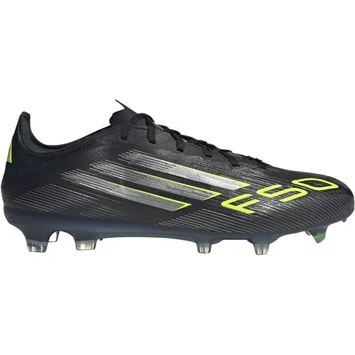 Adidas F50 PRO FG Fußballschuhe - schwarz - Erlebe ultimativen Speed mit den Adidas F50 PRO FG. Leichtes Fibertouch-Obermaterial und spezielle Außensohle sorgen für präzise Ballkontrolle und blitzschnelle Bewegungen auf dem Spielfeld.