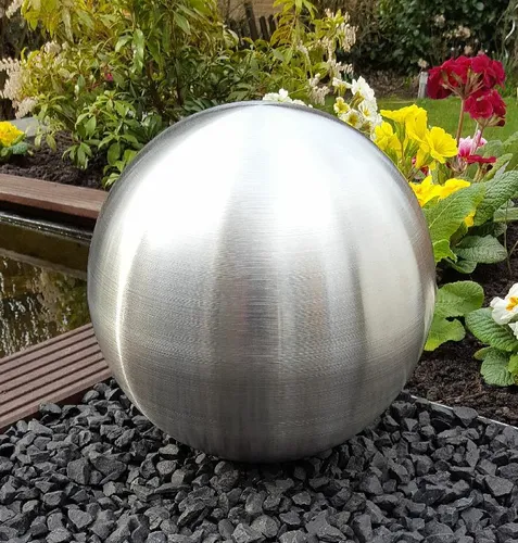 Dekokugel 35 cm Edelstahl matt gebürstet - Elegante Dekokugel aus matt gebürstetem Edelstahl, ideal für stilvolle Gartenverzierungen und moderne Innenräume.