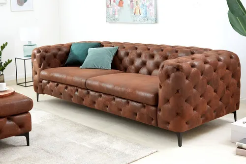 Riess-Ambiente 3-Sitzer MODERN BAROCK - Antik Braun Sofa - Einzelsofas: Elegantes Chesterfield Design mit gepolsterten Sitz- und Rückenlehnen, ideal für stilvolle Wohnräume und entspannte Abende.