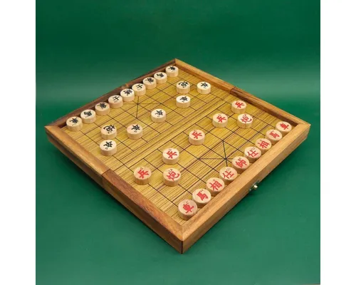 ROMBOL Denkspiele XIANGQI - Edles chinesisches Schachspiel - Reisespiel mit tiefgreifender Strategie und taktischem Denken. Hochwertige Holzfiguren und kulturelle Tiefe machen Xiangqi zu einer stilvollen Herausforderung für Brettspielfans.